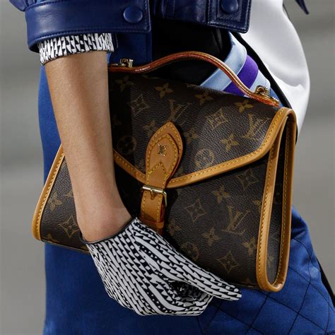 better to buy louis vuitton online or in store|More.